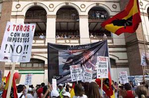 xito en la manifestacin contra la tortura taurina en Mlaga