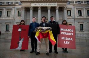 #MismosPerrosMismaLey: Pedro Sánchez sujeta un galgo muerto en sus brazos