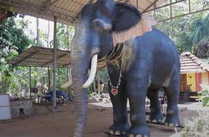 India: en un templo de Kerala el primer elefante-robot remplaza ejemplares de verdad