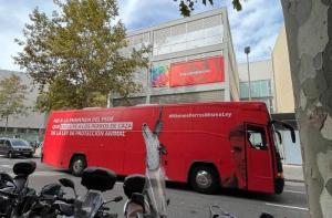 El autobs protesta llega a Barcelona para denunciar la enmienda del PSOE