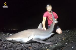 Pesca y selfies con especies amenazadas: la 'oferta turstica' de una empresa de Lanzarote